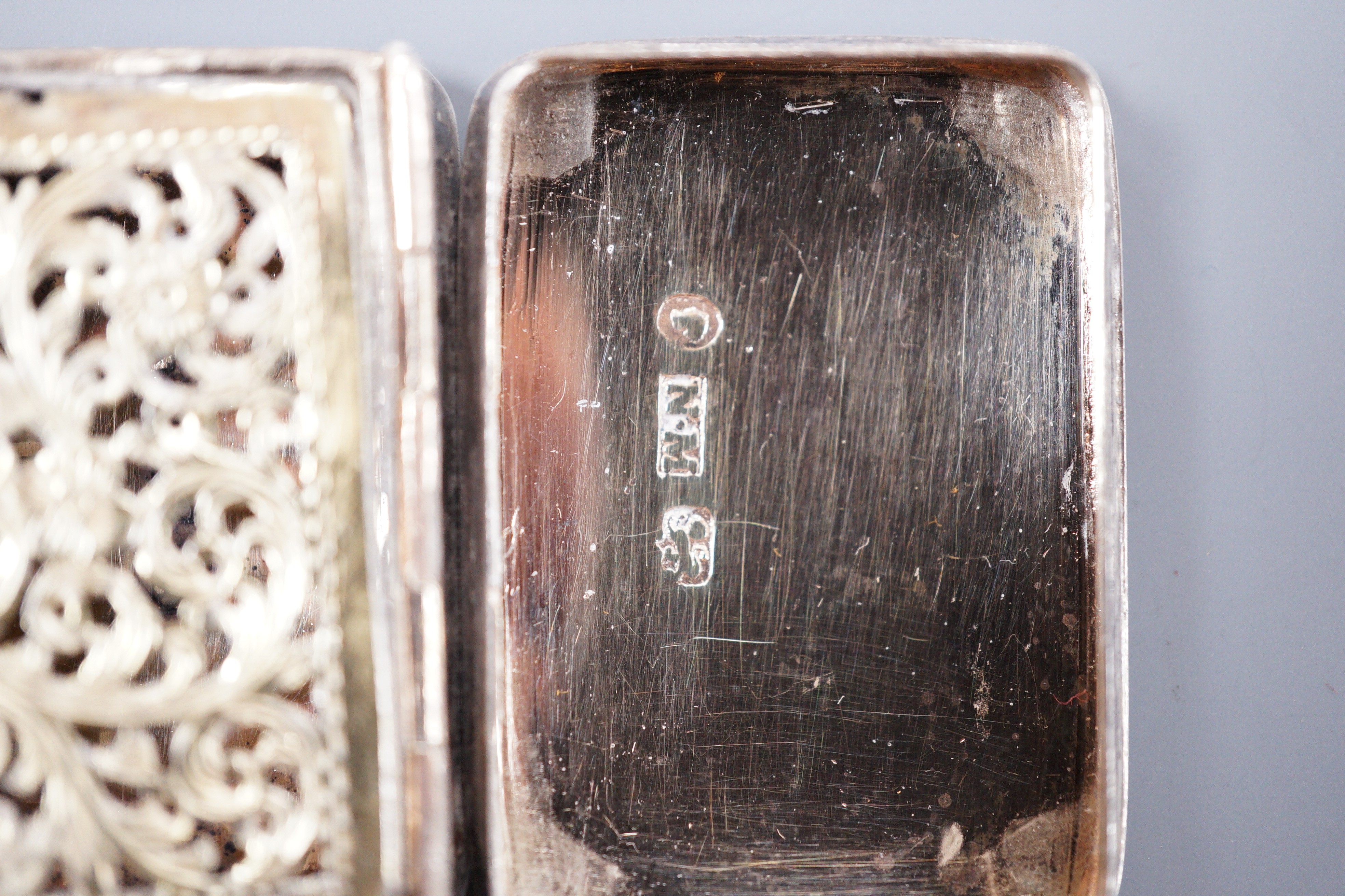 A Victorian silver vinaigrette by Nathaniel Mills, hinges in need of repair, 4cm